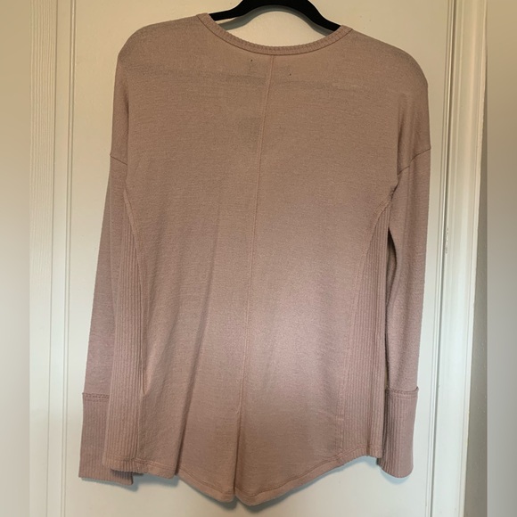 Abercrombie Women's Pink V-Neck Top - Picture 3 of 3